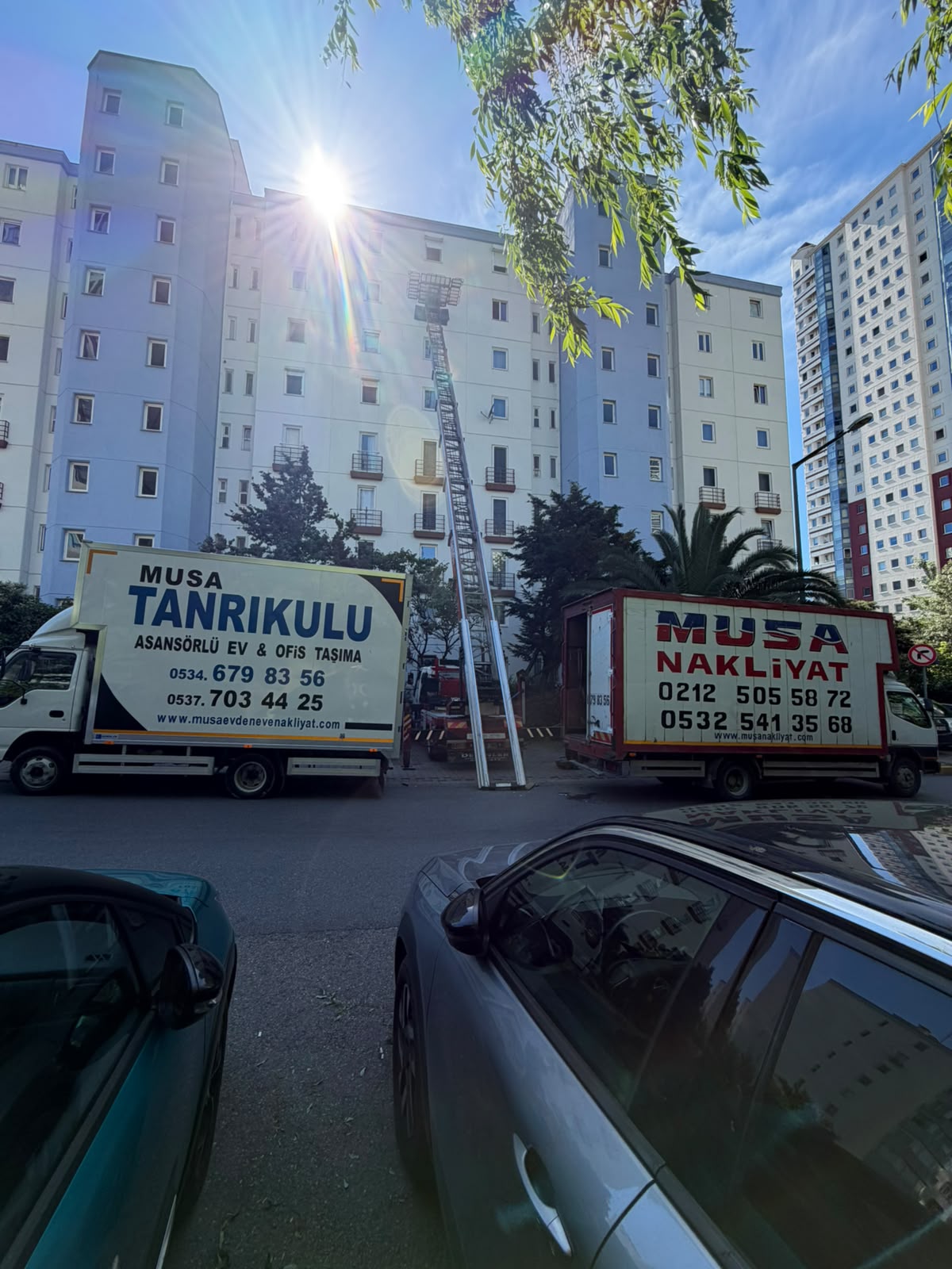 Tanrıkul Nakliyat kamyonları ve dış cephe eşya asansörü apartman önünde