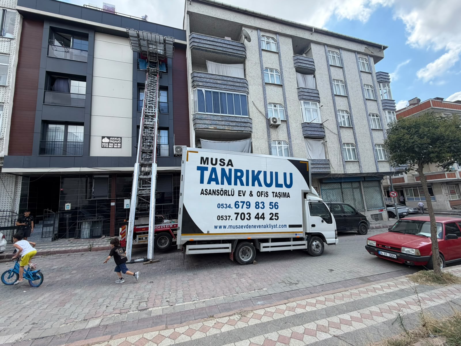 Tanrıkul Nakliyat asansörlü ev taşıma aracı saha çalışmasında
